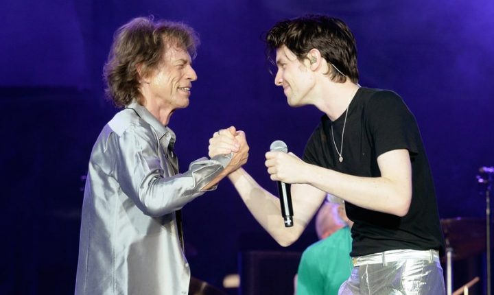See the Rolling Stones, James Bay Perform Rollicking ‘Beast of Burden’ Live